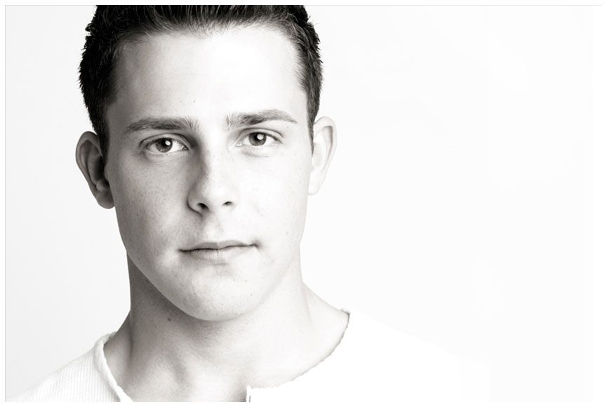 IMAGE: http://www.mariamanjelophotography.com/wp-content/uploads/2014/12/20-84-page/headshot-photography-004.jpg